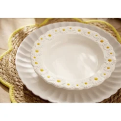 Assiette ronde en dolomite blanche bord relief marguerite Ø20cm