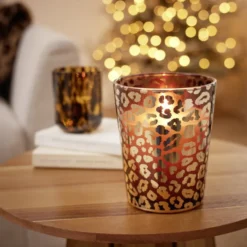 Bougie XXL dans pot en verre motif léopard senteur oud 75H