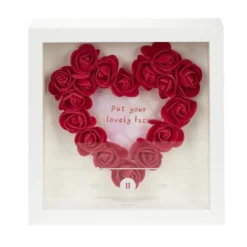 Cadre photo bois blanc avec coeur en roses rouges inscription I Love You 20x20cm