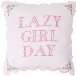 Coussin carré Girl façon point de croix contour ondulé 44x44cm (2 modèles)