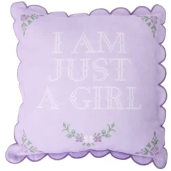Coussin carré Girl façon point de croix contour ondulé 44x44cm (2 modèles)