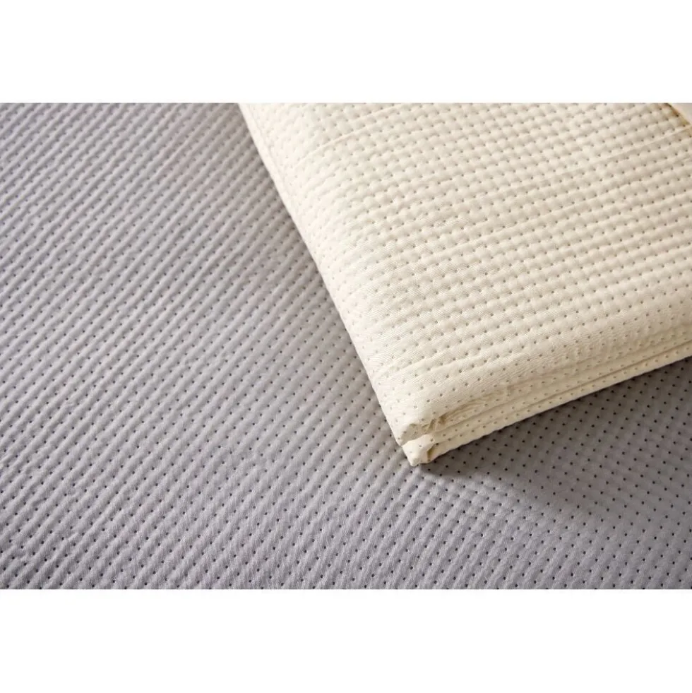 Couvre lit 220x240cm effet nid d'abeille polyester