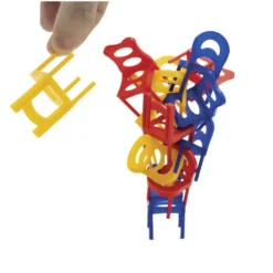 Jeu équilibre des mini chaises en plastique à empiler