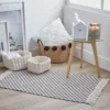 Petite panière en osier à pompons
