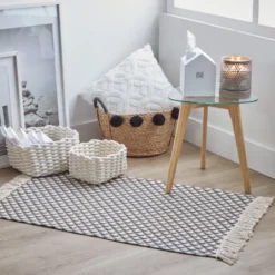 Petite panière en osier à pompons