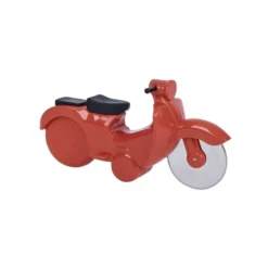 Roulette à pizza forme scooter rouge ou bleu