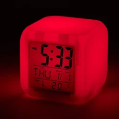 Réveil cube LED multicolore à piles 7,8x7,8x7,8cm