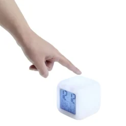 Réveil cube LED multicolore à piles 7,8x7,8x7,8cm