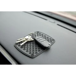 Tapis téléphone voiture noir.