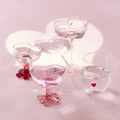 Verre à pied 23cl en verre rose transparent forme coeur H16cm