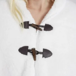 Veste plaid châle moutonné blanc 75x150cm avec boutons à brandebourg